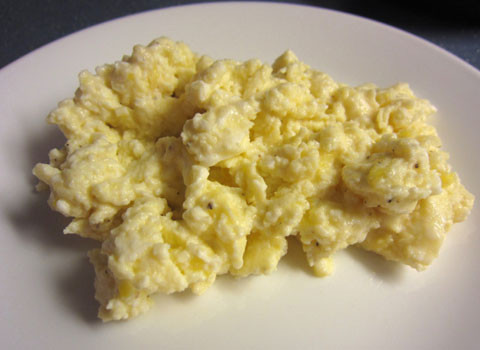 Tinh bột trứng. Chỉ cần thêm trứng, các tinh thể trứng sẽ thành hỗn hợp bông mịn. Đây là một trong những món ăn sáng được các nhà du hành lựa chọn nhiều nhất.