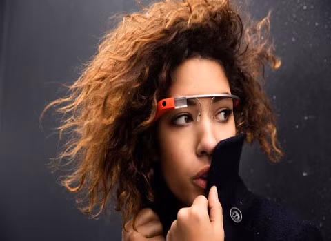 Google Glass ra mắt tại Google I/O 2014. Một bản báo cáo mới đây cho biết Google sẽ cho ra mắt Google Glass tại Hội nghị Google I/O 2014, diễn ra vào tháng 5/2014. Nhiều tin đồn cho rằng chiếc kính này có thể có giá 300 USD.