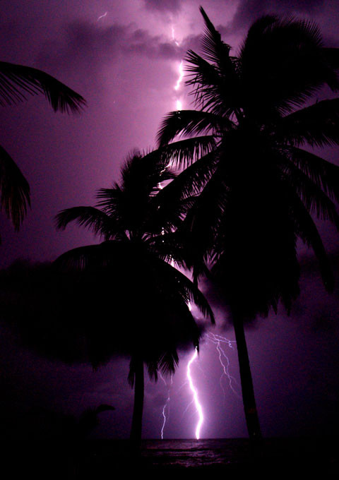 Những tia sét này có thể được nhìn thấy từ khoảng cách 400 km.