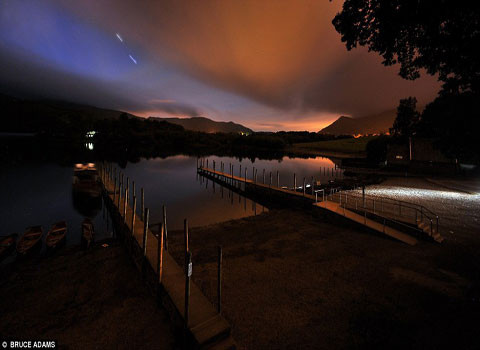 Trận mưa thiên thạch có tính chất thường niên này là kết quả của việc các thiên thạch rơi ra từ đuôi của ngôi sao chổi Swift-Tuttle.