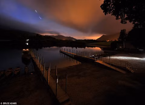 Trận mưa thiên thạch có tính chất thường niên này là kết quả của việc các thiên thạch rơi ra từ đuôi của ngôi sao chổi Swift-Tuttle.