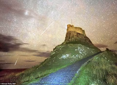 Đêm qua, bầu trời nước Anh sáng bừng lên với sự xuất hiện của nhiều ngôi sao băng trong thời gian khoảng 1 phút.