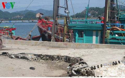 Cánh máy bay được anh Dũng phát hiện và một số chi tiết trên thân cánh máy bay.