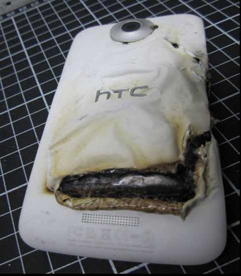 HTC One X nổ khi sạc. Chiếc điện thoại HTC One X của một thanh niên người Đài Loan đã bốc cháy khi đang sạc pin. Nguyên nhân của vụ nổ hiện vẫn chưa được biết. HTC đang nghiên cứu vỏ của chiếc điện thọai để tìm nguyên nhân. Chiếc điện thoại đã bị hỏng hoàn toàn, nhưng may mắn chủ nhân của nó đã không bị thương.