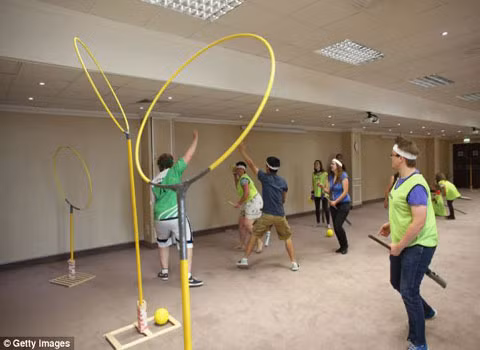 Hay như trò Muggle Quidditch được lấy cảm hứng từ trong truyện Harry Potter.