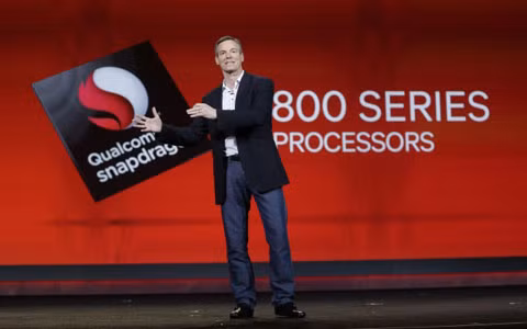 Bộ vi xử lý Snapdragon 800, Ram 4Gb, giá chỉ bằng một nửa của Galaxy SIV (chỉ có 295 USD không kèm hợp đồng). Thiết bị bí ẩn này sẽ được công ty Hasee, Trung Quốc sản xuất. Ngoài ra, điện thoại sẽ có bộ nhớ trong với dung lượng là 16 đến 32 Gb, camera sau 13 Mp, camera trước 5 mp, sử dụng Android 4.3 Jelly Bean. Điện thoại nặng 195 gr.