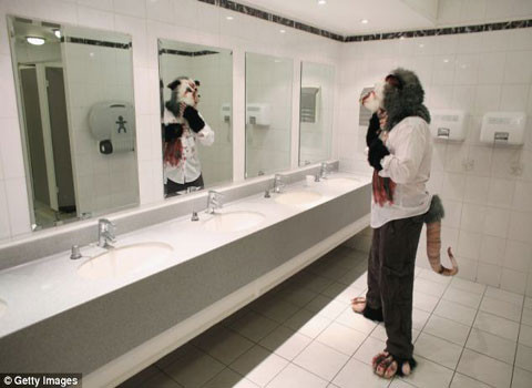 Ronbin Poole đang kiểm tra lại bộ trang phục hóa trang của mình trong sự kiện Nine Worlds GeekFest.