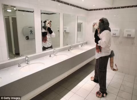 Ronbin Poole đang kiểm tra lại bộ trang phục hóa trang của mình trong sự kiện Nine Worlds GeekFest.