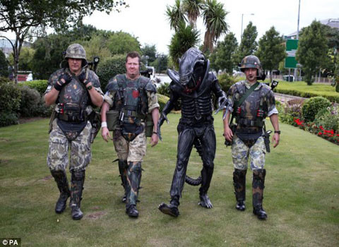 Người "ngoài hành tinh" xuất hiện ở khắp nơi gần phi trường quốc tế Heathrow, Anh.