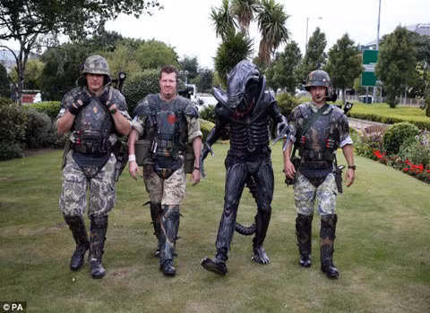 Người "ngoài hành tinh" xuất hiện ở khắp nơi gần phi trường quốc tế Heathrow, Anh.