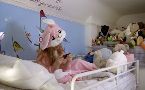 Nokia "móc máy" iPhone. Trong quảng cáo mới nhất của mình, Nokia đã dùng chính sự tự hào là dòng máy được nhiều người sử dụng để chụp hình nhất của iPhone 5 để đưa ra một khẩu hiệu mới: “Ở Nokia, chúng tôi quan tâm tới chất lượng, thay vì số lượng”.