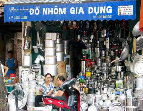 Xoong, nồi nhôm được bán rất nhiều tại các chợ trên địa bàn Hà Nội.