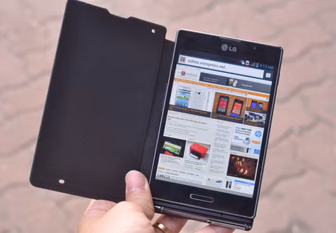 Điện thoại thế hệ thứ 3 Vu của LG sắp ra mắt? Theo như nguồn tin từ truyền thông Hàn Quốc, LG Vu III sẽ có vài điểm khác so với LG Vu II tiền nhiệm trước đó: thay vì màn hình “quái lạ” với tỉ lệ 4/3, màn hình của Vu III là 5,2 inch, với độ phân giải tốt hơn 1280x960 p. Điện thoại sử dụng bộ vi xử lý Snapdeagon 800, camera 13 Mp.