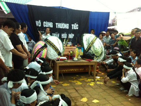 Thi thể anh Trần Hữu Hiệp được đưa về trong sự xót thương của gia đình và xóm làng .