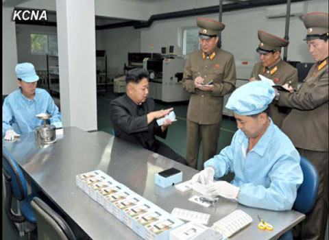 Truyền thông Triều Tiên tiết lộ cách thức sản xuất điện thoại thông minh nội địa. Tuy tuyên bố là hoàn toàn nội địa nhưng một vài dấu hiệu cho biết chiếc điện thoại thông minh có tên AS1201 Arirang này được sản xuất ở Trung Quốc và đóng hộp ở Triều Tiên.