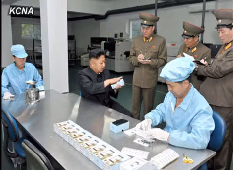 Truyền thông Triều Tiên tiết lộ cách thức sản xuất điện thoại thông minh nội địa. Tuy tuyên bố là hoàn toàn nội địa nhưng một vài dấu hiệu cho biết chiếc điện thoại thông minh có tên AS1201 Arirang này được sản xuất ở Trung Quốc và đóng hộp ở Triều Tiên.