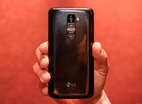 Tin đồn từ Việt Nam: Nexus 5 LG sắp ra mắt. Một trang tin công nghệ nổi tiếng của Việt Nam đưa tin họ có ảnh về thiết kế mới của Nexus, khá giống với chiếc G2 vừa ra mắt. Nó có màn hình 5,2 inch, sử dụng bộ vi xử lý Snapdragon 800, thiết kế mỏng.