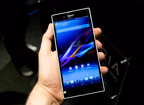 Sony Xperia Z Ultra không “thức dậy”. Một vài người dùng chiếc điện thoại đang gặp sự cố với màn hình. Hầu hết họ phàn nàn rằng màn hình không hoạt động khi ấn nút mở/tắt nguồn. Dù đèn phía sau có bật sáng, nhưng màn hình lớn chỉ xuất hiện một vài dòng xanh, hoặc hoàn toàn trống trơn.