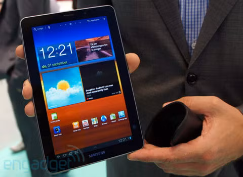Samsung Galaxy Tab 7.7. Đây là chiếc máy tính bảng duy nhất sở hữu màn hình siêu mỏng Super AMOLED của Samsung, giúp nó chỉ dày 7,89 mm.