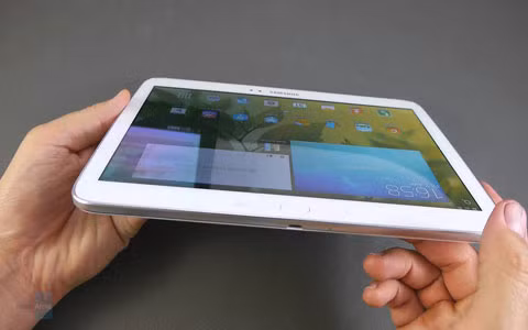 Samsung Galaxy Tab 3 10.1 inch. Đây là một máy tính bảng khá lạ lùng của Samsung khi nó vẫn chạy hệ điều hành Android 4.2 Jelly Bean, sở hữu bộ vi xử lý lõi đôi Intel Atom. Dù vậy, nó vẫn lọt vào danh sách này, bởi nó chỉ mỏng 7,95 mm.