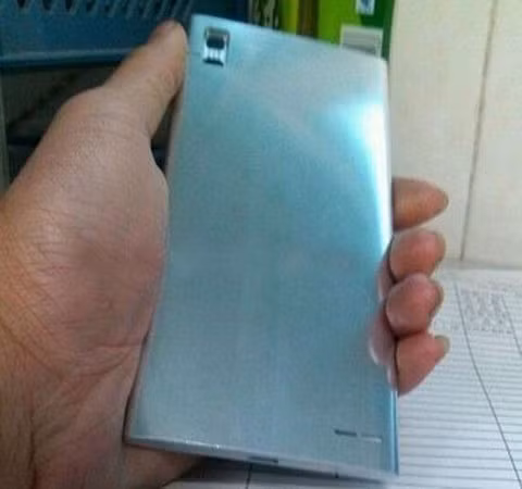 Huawei Honor 3 được giới thiệu vào ngày 28/8. Một nguồn tin ở Trung Quốc cho biết Huawei sẽ cho ra mắt chiếc điện thoại Honor 3, với màn hình 4,7 inch, độ phân giải 720x1280 px, bộ vi xử lý lõi tứ 1,5 GHz K3V2E, RAM 2Gb.