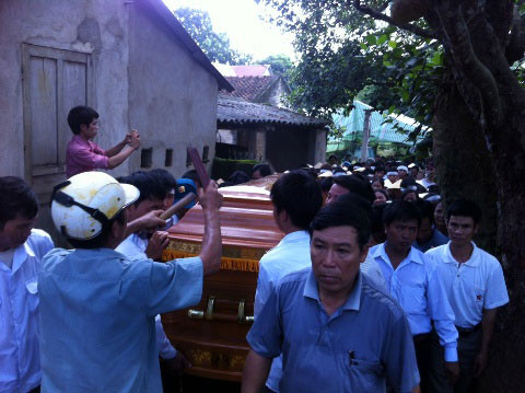 Người thân, bạn bè đưa tiễn anh Trần Hữu Hiệp về đất mẹ.