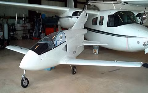 Máy bay phản lực. Chiếc máy bay phản lực nhỏ nhất thế giới Bede BD-5J, nặng chỉ có 159 kg do hãng máy bay Bede sản xuất. Chiếc máy bay này có thể đạt tốc độ 483 km/h, với động cơ phản lực Sermel TRS 18 Micrturbo. Cánh quạt máy bay dài từ 4-6m, nó nặng khoảng 500 kg khi cất cánh, hoạt động liên tục trong quãng đường 483 km, với tầm bay là 7,010 m.