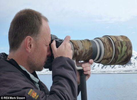 Nhiếp ảnh gia Mark Sisson chuyên chụp ảnh về đời sống hoang dã đang núp tại một chỗ gần đầm lầy khi anh này bắt gặp cảnh tưởng thú vị trên.