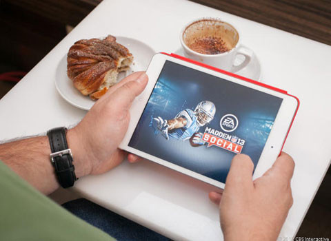 Dùng máy tính bảng miễn phí trên 14 chuyến bay. Hàng không Hawaii vừa đưa Apple iPad mini vào chương trình giải trí trên máy bay, với những hành khách đi máy bay Boeing 767, trên 14 tuyến bay giữa Hawaii và Mỹ, châu Á và Nam Thái Bình Dương.