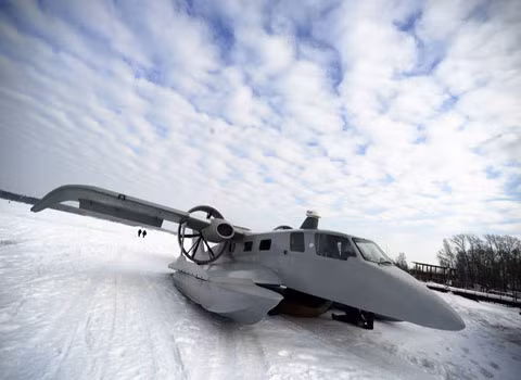 Máy bay bay thấp. Có một hiện tượng hàng không khá thú vị là khi máy bay bay thấp, cánh của nó sẽ hoạt động hiệu quả hơn. Ý tưởng này đã được hiện thực hóa trong 2 chiếc máy bay, Pelican (Mỹ) và Burevestnik-24 (Nga). Những chiếc máy bay này có thể bay trên mặt nước, băng, và đạt tốc độ 241 km/h khi bay trên không trung. Tuy không bay nhanh nhưng nó có thể mang theo được rất nhiều hàng hóa.