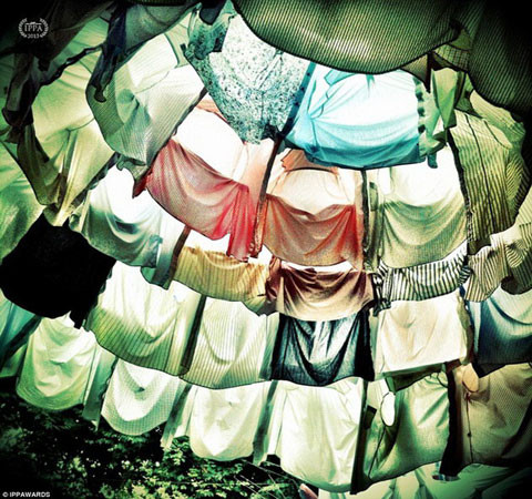 Tuy nhiên, người dùng có thể dùng các ứng dụng sửa ảnh chuyên biệt cho iPhone như Hipstamatic hoặc CameraBag.