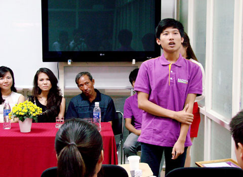 Thủ khoa Nguyễn Hữu Tiến được tạm hoãn nghĩa vụ quân sự năm 2013.