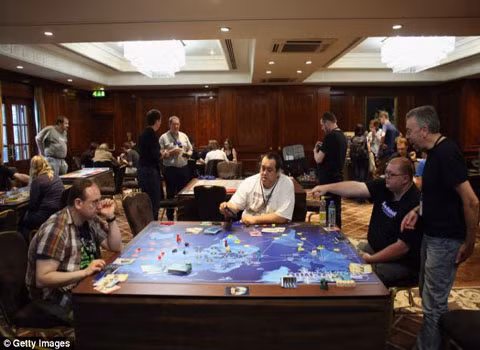 Tuy tập trung chủ yếu vào truyện khoa học viễn tưởng, những người tham dự cuộc gặp này cũng có thể được chơi nhiều trò chơi trên bảng.