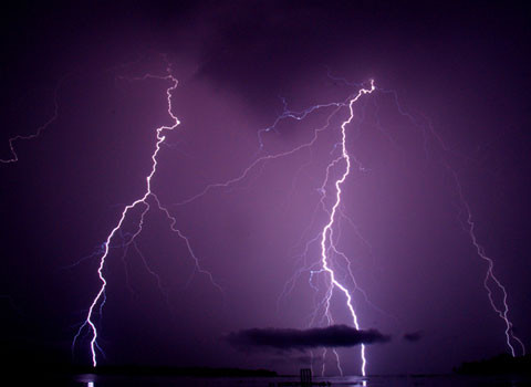 Những cơn bão kèm sấm sét diễn ra khoảng 150 ngày/năm, và kéo dài 10 giờ/ngày.