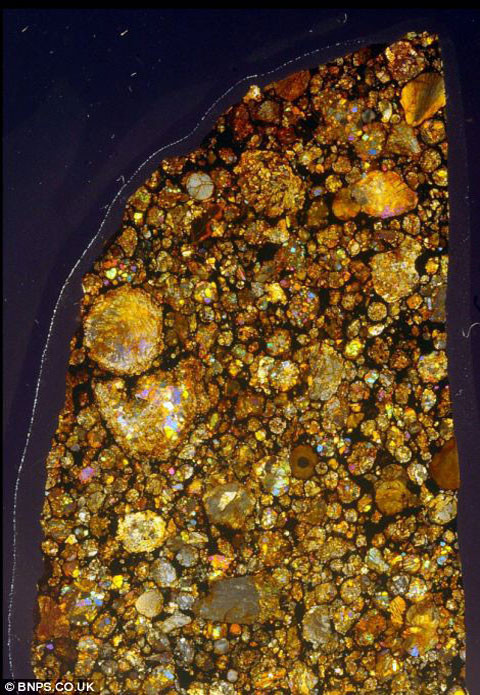 “Tôi đã tự tìm tòi cách phân biệt các khoảng chất bằng việc đo đạc các chỉ số phản xạ của chúng với kính hiển vi”- ông Barton cho hay.