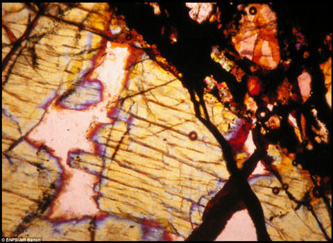 “Tôi bắt đầu nghiên cứu những mẩu đá và thiên thạch từ năm 2004”-nhà nghiên cứu này cho biết.