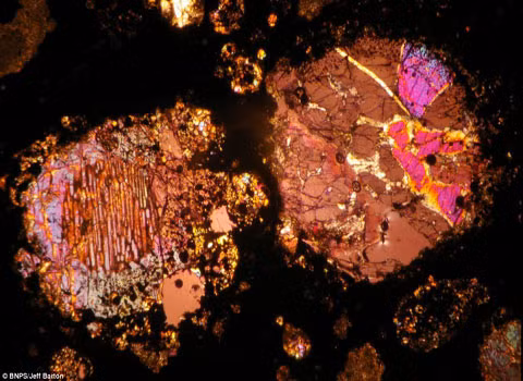 2 tinh thể chondrule trong thiên thạch Alllende, rơi vào năm 1969, tại Pueblito de Allende, Mexico.