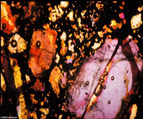 Đây là hình ảnh của một phần mảnh thiên thạch có tên Vaca Muerta. Những tinh thể màu sắc nổi nên trên nền đen ma trận trong rất bắt mắt.