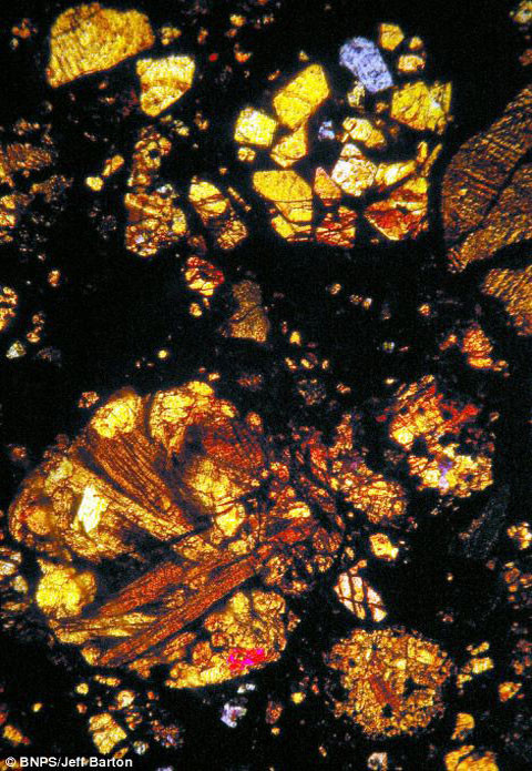 Ông cũng đã sử dụng rất nhiều loại kính quang học và ống kính để thay thế sự phân cực của ánh sáng khi qua kính hiển vi, và tạo ra những hình ảnh lung linh, nhiều màu sắc thế này.