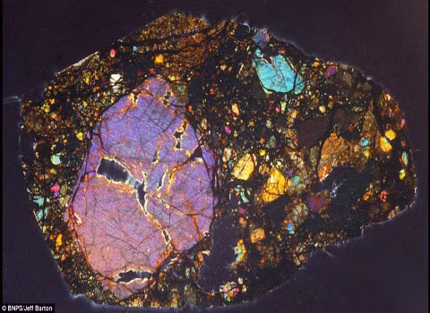 Một mẩu của thiên thạch Vacca Muerta. Người ta cho rằng thiên thạch này chỉ hạ 1,5 độ trong 1 triệu năm. Điều này đồng nghĩa với việc nó phải nằm sâu trong một hòn đá lớn, với đường kính khoảng 400-800 km.