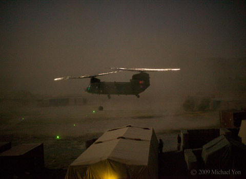 Nhiều người thì cho rằng chính tốc độ cực nhanh của trực thăng khiến bụi bị chuyển động nhanh tới mức nó bốc cháy giống như thiên thạch.