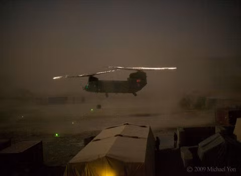 Nhiều người thì cho rằng chính tốc độ cực nhanh của trực thăng khiến bụi bị chuyển động nhanh tới mức nó bốc cháy giống như thiên thạch.