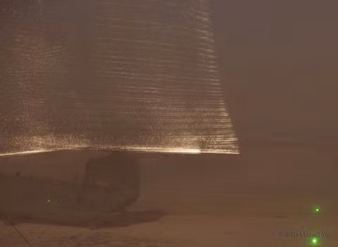 Các phi công thì cho rằng “hào quang” này là do hiện tượng nhiễu điện, bởi sự khác biệt trong vật liệu chế tạo, tạo ra.