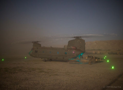 Để tránh tình trạng bị hỏng cánh sớm, cánh máy bay trực thăng thường được sơn để ngăn bào mòn. Những dải sơn này thường được làm bằng kim loại như titanium hoặc nickel. Tuy nhiên, cát lại cứng hơn cả titanium và nickel nên khi cánh máy bay tác động với cát với tốc độ cao, các phân tử cát đã “bóc” nhiều phân tử kim loại và khiến chúng bay lơ lửng trong không khí.