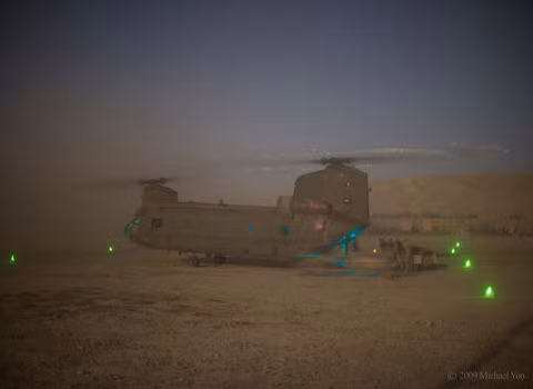 Để tránh tình trạng bị hỏng cánh sớm, cánh máy bay trực thăng thường được sơn để ngăn bào mòn. Những dải sơn này thường được làm bằng kim loại như titanium hoặc nickel. Tuy nhiên, cát lại cứng hơn cả titanium và nickel nên khi cánh máy bay tác động với cát với tốc độ cao, các phân tử cát đã “bóc” nhiều phân tử kim loại và khiến chúng bay lơ lửng trong không khí.