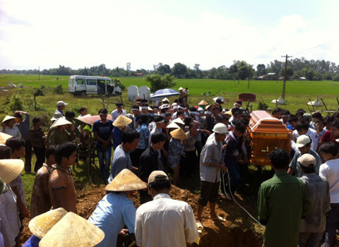 Có ai ngờ những người đầu bạc lại tiễn kẻ đầu xanh như vậy.