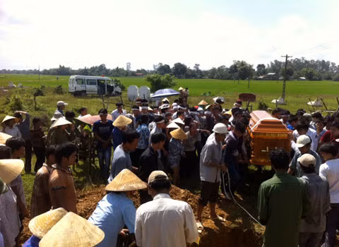 Có ai ngờ những người đầu bạc lại tiễn kẻ đầu xanh như vậy.