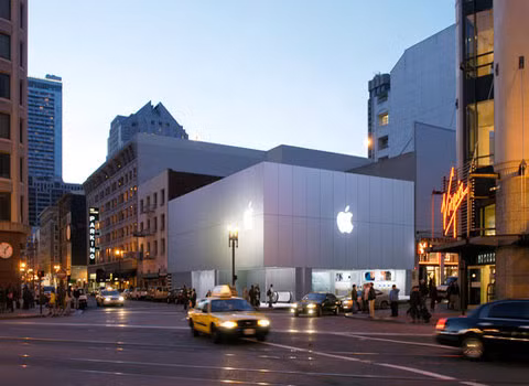 Apple vẫn tiếp tục kế hoạch thu mua. Trước khi ra mắt chiếc điện thoại mới, các cửa hàng giới thiệu sản phẩm của Apple vẫn tiếp tục chương trình thu mua điện thoại cũ để đổi lấy điện thoại thế hệ mới hoặc được tặng tiền.