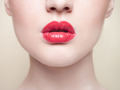 Son môi phù hợp với màu da và quần áo. Khi mua son môi, việc lựa chọn không chỉ phụ thuộc vào sở thích của bạn và xu hướng thời trang. Hơn hết, màu son cần phải phù hợp với màu da và quần áo của bạn. Ví dụ như những son tông màu cam thì phù hợp những cô nàng da “bánh mật” hơn là tông màu đỏ tươi.