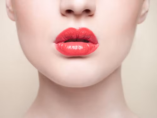 Son môi phù hợp với màu da và quần áo. Khi mua son môi, việc lựa chọn không chỉ phụ thuộc vào sở thích của bạn và xu hướng thời trang. Hơn hết, màu son cần phải phù hợp với màu da và quần áo của bạn. Ví dụ như những son tông màu cam thì phù hợp những cô nàng da “bánh mật” hơn là tông màu đỏ tươi.